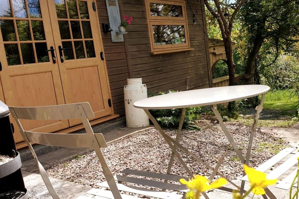The Potting Shed: Cozy Retreat with Projector and Hot Tub Apartment Tenby Exterior photo