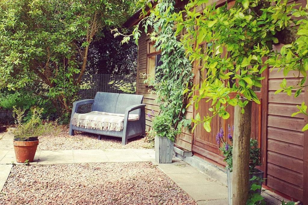 The Potting Shed: Cozy Retreat with Projector and Hot Tub Apartment Tenby Exterior photo